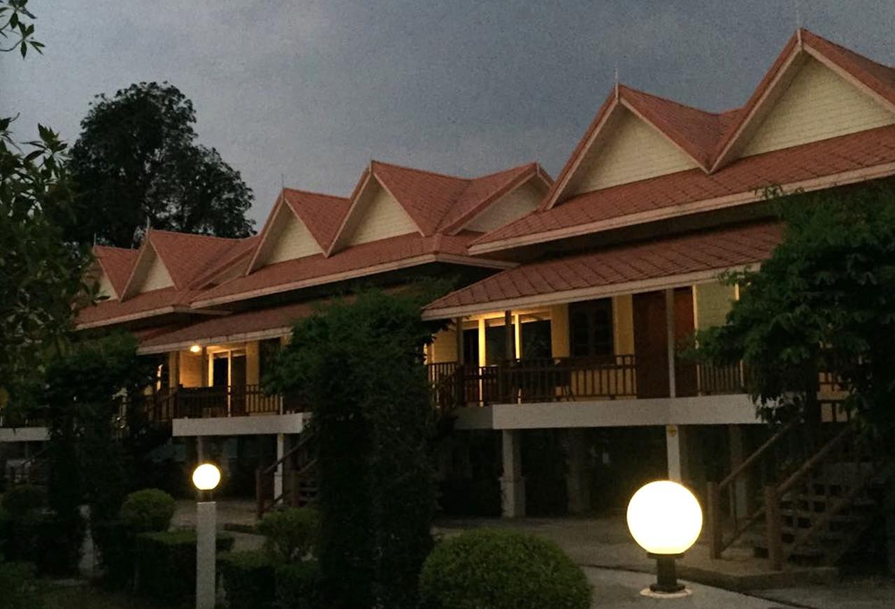 Maeping Mango Riverside Resort Kamphaeng Phet Buitenkant foto